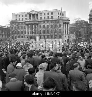 Des banderoles portant les noms Sharpeville et Langa ont lieu en altitude au cours d'une manifestation anti-apartheid à Trafalgar Square près de South Africa House. Plusieurs arrestations ont été faites lorsque l'on s'efforça d'organiser une contre-manifestation par les hommes qui sont arrivés dans les véhicules portant les mots 'Mosley pas Mau Mau'. Banque D'Images