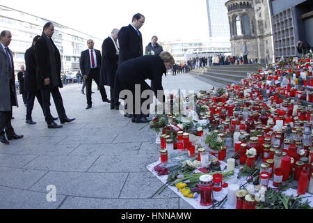 Berlin, Allemagne. 14Th Feb 2017. La chancelière fédérale Angela Merkel et le Premier Ministre tunisien Youssef Chahed visitez l'attaque à Breitscheidplatz à Berlin et rappeler les victimes de l'attentat le 19 décembre 2016. Credit : Simone Kuhlmey/Pacific Press/Alamy Live News Banque D'Images