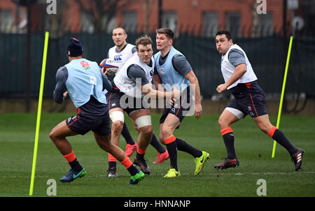 England's Joe Launchbury (centre gauche) et Owen Farrell (centre droit) au cours de la session de formation à l'École Supérieure Latymer Playing Fields, Londres. Banque D'Images