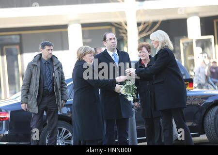 Berlin, Allemagne. 14Th Feb 2017. La chancelière fédérale Angela Merkel et le Premier Ministre tunisien Youssef Chahed visitez l'attaque à Breitscheidplatz à Berlin et rappeler les victimes de l'attentat le 19 décembre 2016. Credit : Simone Kuhlmey/Pacific Press/Alamy Live News Banque D'Images