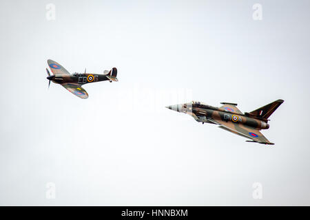 Démonstration de vol d'un Spitfire et Typhon, à 2015 RIAT, Fairford Banque D'Images