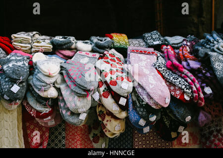 Sélection de chaussettes de laine colorés traditionnels avec différents modes sur une échoppe de marché dans la vieille ville de Tallinn, Estonie. Banque D'Images