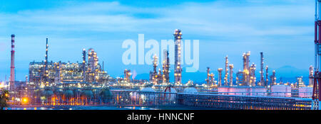 Vue de la nuit de l'usine chimique Banque D'Images