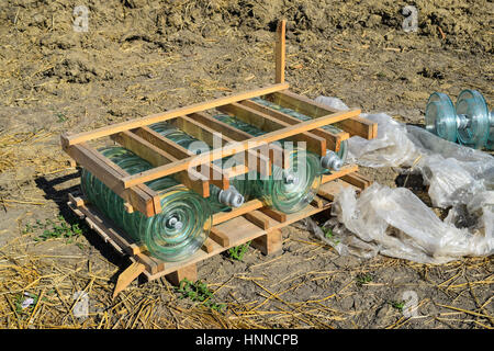 Isolateurs à haute tension isolateurs de verre. L'installation de lignes électriques à haute tension. Banque D'Images