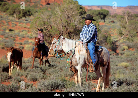 Cowboy Navajo, Mustang, (Equus caballus), Monument Valley, Utah, USA, Amérique du Nord, Cowboy et Mustang Banque D'Images