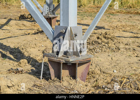 Les supports de base le pied du mât de la ligne d'électricité. Banque D'Images