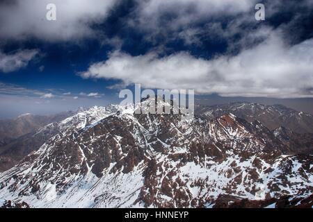 Parc national de Toubkal, le Maroc vu de Jebel toubkal - plus haut sommet des montagnes de l'atlas et le Maroc Banque D'Images