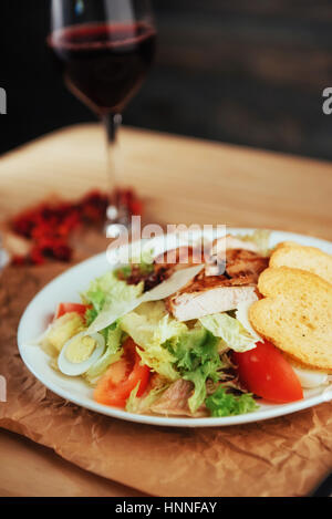 Caesar salade avec des croûtons, œufs de caille, tomates cerises et gril Banque D'Images
