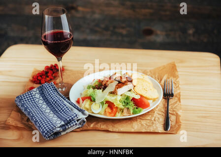 Caesar salade avec des croûtons, œufs de caille, tomates cerises et gril Banque D'Images