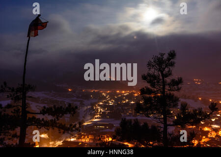 Puchberg am Schneeberg, Schneeberg montagne derrière les nuages, ville Puchberg avec château et l'église, pleine lune, Wiener Alpen, Alpes, Niederösterreich, Lowe Banque D'Images