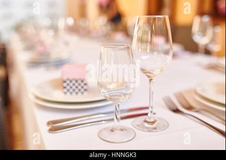 Table de service pour un banquet de mariage dans un restaurant. Banque D'Images