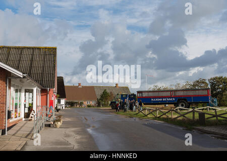 La 'Mandoe' avec quelques touristes arrivant sur Mandoe Île dans la mer des Wadden, UNECSCO Danois Patrimoine mondial naturel, Mer du nord, sud jutland, Denm Banque D'Images