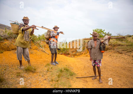 Portrait de la route des pêcheurs malgaches qui sont de retour de leurs captures à la mer le matin et va vendre le poisson en milieu rural communauté de pêcheur Banque D'Images