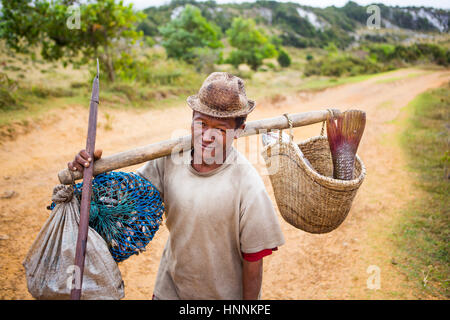 Portrait de pêcheur malgache de la route qui est de retour de la pêche du matin à la mer et va vendre le poisson dans les communautés rurales du pêcheur Banque D'Images