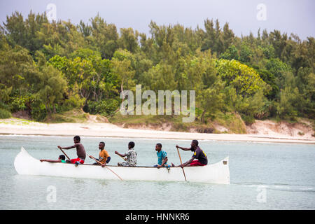 Groupe de jeunes pêcheurs sur la mer dans leur canot de retour de leurs captures à la mer le matin en photo le long de la côte à Fort-Dauphin. Banque D'Images