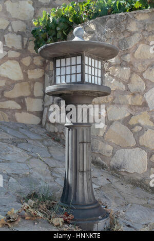 Vue verticale d'un lampadaire sur un joli coin de la rue Pierre Banque D'Images