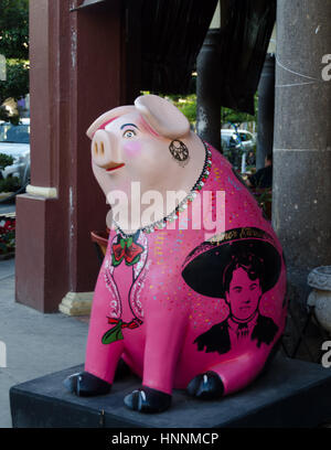 De nombreuses entreprises de Tlaquepaque font la promotion des arts locaux, en parrainant une statue de porc. Banque D'Images