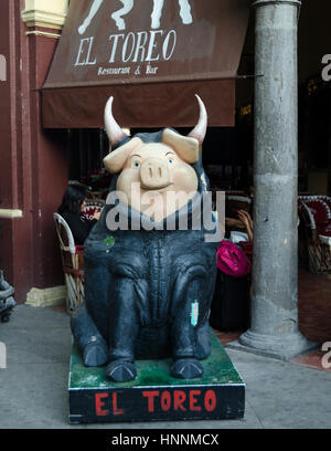 De nombreuses entreprises de Tlaquepaque font la promotion des arts locaux, en parrainant une statue de porc. Banque D'Images