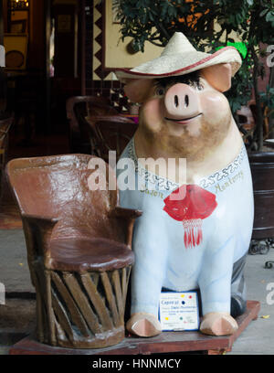 De nombreuses entreprises de Tlaquepaque font la promotion des arts locaux, en parrainant une statue de porc. Banque D'Images