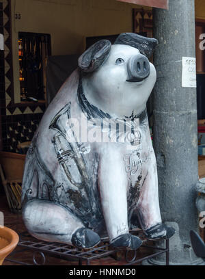 De nombreuses entreprises de Tlaquepaque font la promotion des arts locaux, en parrainant une statue de porc. Banque D'Images