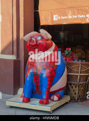 De nombreuses entreprises de Tlaquepaque font la promotion des arts locaux, en parrainant une statue de porc. Banque D'Images