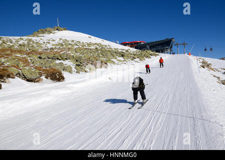 JASNA, Slovaquie - 23 janvier : les skieurs et rotonde sur station de téléphérique à Jasna Chopok Basses Tatras. C'est la plus grande station de ski de Slovaquie avec 49 Banque D'Images