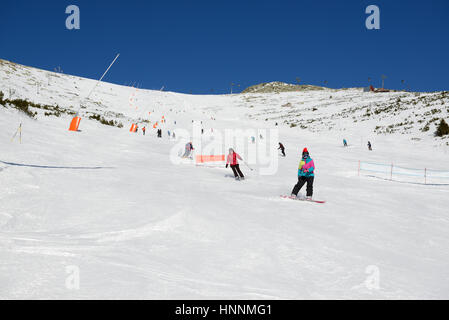 JASNA, Slovaquie - 23 janvier : les skieurs, snowborders et téléphérique dans Jasna Basses Tatras. C'est la plus grande station de ski de Slovaquie avec 49 km de pistes Banque D'Images