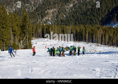 JASNA, Slovaquie - 23 janvier : la formation à l'école de ski est sur la pente à Jasna Basses Tatras. C'est la plus grande station de ski de Slovaquie avec 49 km de piste Banque D'Images