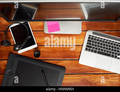 Table de bureau moderne pour le photographe voir frop haut avec ordinateur portable et tablette Banque D'Images