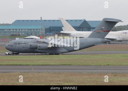 94-0069, un Boeing C-17A Globemaster III exploité par la United States Air Force, à l'Aéroport International de Prestwick en Ayrshire, Ecosse. Banque D'Images