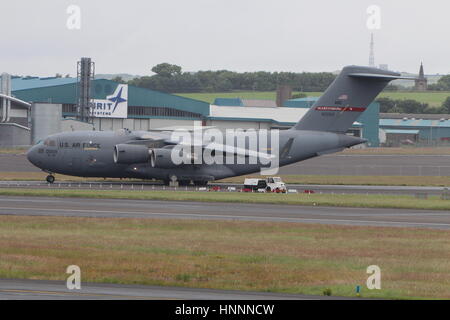 94-0069, un Boeing C-17A Globemaster III exploité par la United States Air Force, à l'Aéroport International de Prestwick en Ayrshire, Ecosse. Banque D'Images