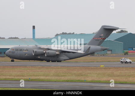 94-0069, un Boeing C-17A Globemaster III exploité par la United States Air Force, à l'Aéroport International de Prestwick en Ayrshire, Ecosse. Banque D'Images