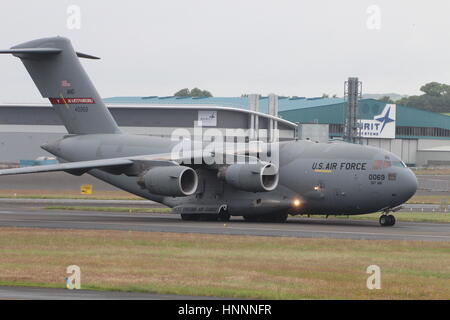 94-0069, un Boeing C-17A Globemaster III exploité par la United States Air Force, à l'Aéroport International de Prestwick en Ayrshire, Ecosse. Banque D'Images