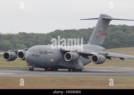 94-0069, un Boeing C-17A Globemaster III exploité par la United States Air Force, à l'Aéroport International de Prestwick en Ayrshire, Ecosse. Banque D'Images