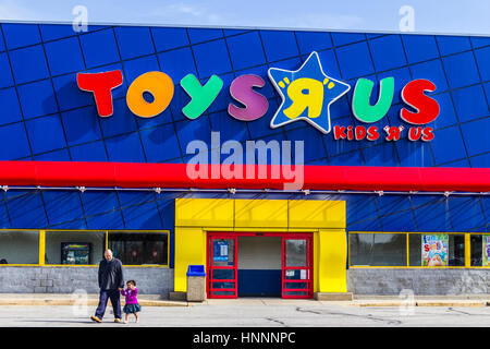 Indianapolis - Circa 2017 Février : Toys "R" Us Retail Centre d'emplacement. Toys "R" Us est un jouet pour enfants I Banque D'Images