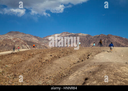 Les touristes en randonnée sur un sentier dans la Death Valley National Park, California, USA Banque D'Images