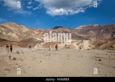 Les touristes en randonnée sur un sentier dans la Death Valley National Park, California, USA Banque D'Images