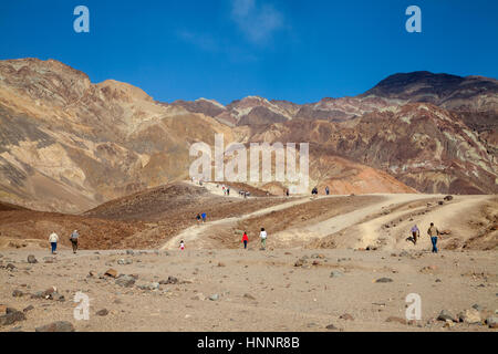 Les touristes en randonnée sur un sentier dans la Death Valley National Park, California, USA Banque D'Images