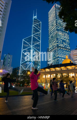 Des gens pratiquant le tai-chi dans le centre du quartier financier, et la Banque de Chine, Hong Kong, Chine. Banque D'Images