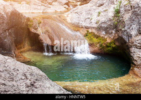 La belle nature, cascade naturelle dans la lagune à l'été journée ensoleillée Banque D'Images