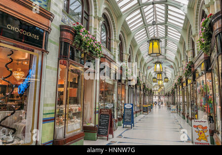 Norwich Royal Arcade, qui va de la place du marché vers le château, a été conçu par l'architecte George Skipper en 1899, Norwich, Norfolk Banque D'Images