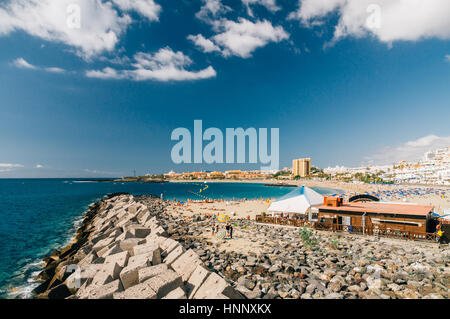 LOS CRISTIANOS, ESPAGNE - 19 janvier 2016 : foule de touristes profitant du beau temps, sur la pittoresque plage de Las Vistas. Banque D'Images