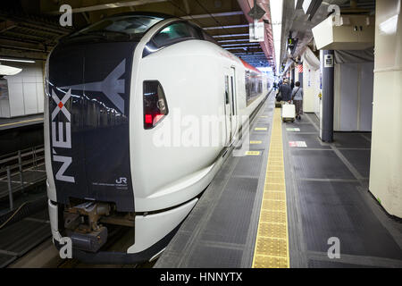 TOKYO, JAPON - circa 2013, APR : Le train NEX est sur la gare de Shinjuku. Le Narita Express (N'EX) est un train express limité au service international de Narita Ai Banque D'Images