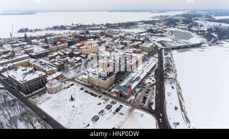 Panorama de la ville de Vyborg en saison d'hiver. Château médiéval et du golfe de Finlande. C'est ville russe dans l'Oblast de Léningrad, en Russie. Vue aérienne Banque D'Images