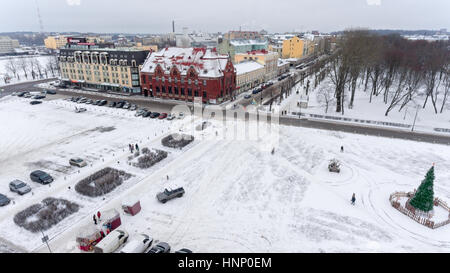 VYBORG, RUSSIE - circa 2017, JAN : la place du marché se trouve en centre-ville à l'hiver. Vue aérienne. Vyborg est vieille ville de l'Oblast de Léningrad. Banque D'Images