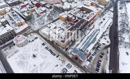 VYBORG, RUSSIE - circa 2017 : Jan, la tour ronde est sur place du marché en centre-ville à l'hiver. Vue aérienne. La vieille ville est Vyborg Leningrad dans l'Ob Banque D'Images