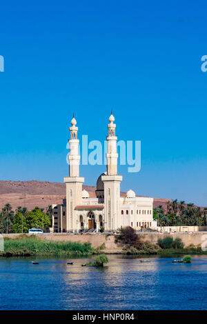 La mosquée El-Tabia à Assouan, Egypte. Les minarets de la mosquée égyptienne. Mosquée d'Assouan le long du Nil avec deux minarets. Banque D'Images