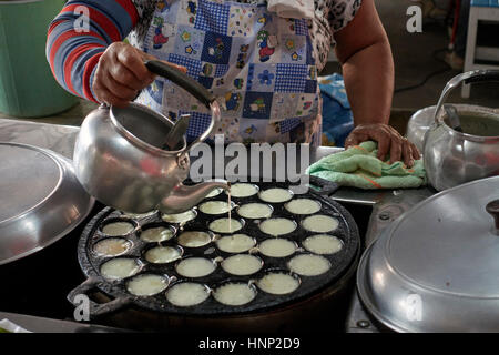 Takoyaki. Thaïlande vendeurs de nourriture de rue préparant des boules d'Octopus Takoyaki japonais à la vente. Thaïlande S. E. Asie Banque D'Images