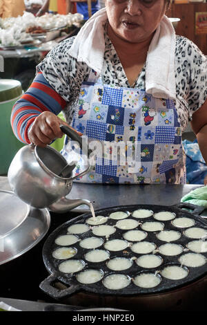 Takoyaki. Thaïlande vendeurs de nourriture de rue préparant des boules d'Octopus Takoyaki japonais à la vente. Thaïlande S. E. Asie Banque D'Images