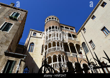 Belle Escalier renaissance dans le centre de Venise, l'une des plus célèbres attractions touristiques de la ville, vue du dessous Banque D'Images